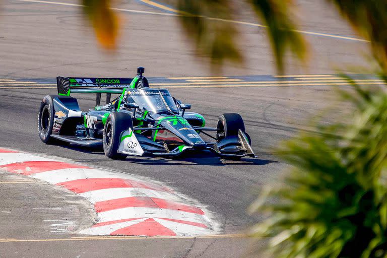 Agustín Canapino gira en San Petersburgo, Florida, donde este domingo afrontará la primera carrera de la temporada de IndyCar Series; el piloto argentino largará en la posición 21.