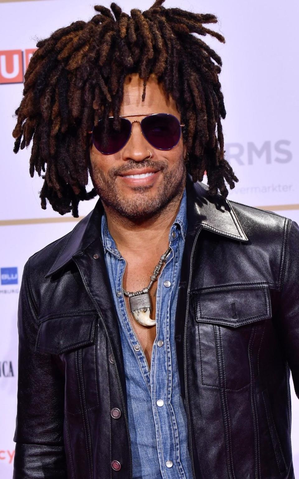 Ihrem Papa Lenny Kravitz wurde die Entscheidung abgenommen: Als er seine Ex-Frau Lisa Bonet besuchte, schnitt die Schauspielerin ihm seine Dreadlocks kurzerhand ab, weil er "eine andere Energie" brauche, erinnerte sich der Rocker in "GQ": "Es war befreiend, ich ließ meine Haare lange Zeit kurz". Mittlerweile lässt er sich die Locken wieder wachsen. (Bild: Christian Augustin/Sean Gallup/Getty Images)