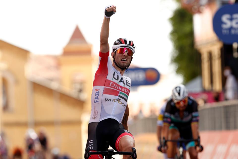 Diego Ulissi celebra su victoria en la segunda etapa del Giro de Italia 2020.