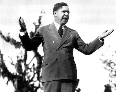 Sur cette photo de 1934, le sénateur Huey P. Long s’adresse aux étudiants de l’université d’État de Louisiane à Baton Rouge, un an avant son assassinat. (AP Photo)