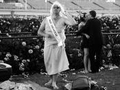 A couple kiss as Miss Universe fixes his hair in 2004.