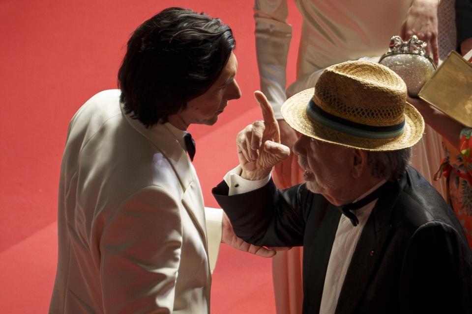 Adam Driver, izquierda, habla con el director Francis Ford Coppola al salir de la premiere de 'Megalopolis' en la 77a edición del Festival de Cine de Cannes en Francia el jueves 16 de mayo de 2024. (Foto Andreea Alexandru/Invision/AP)