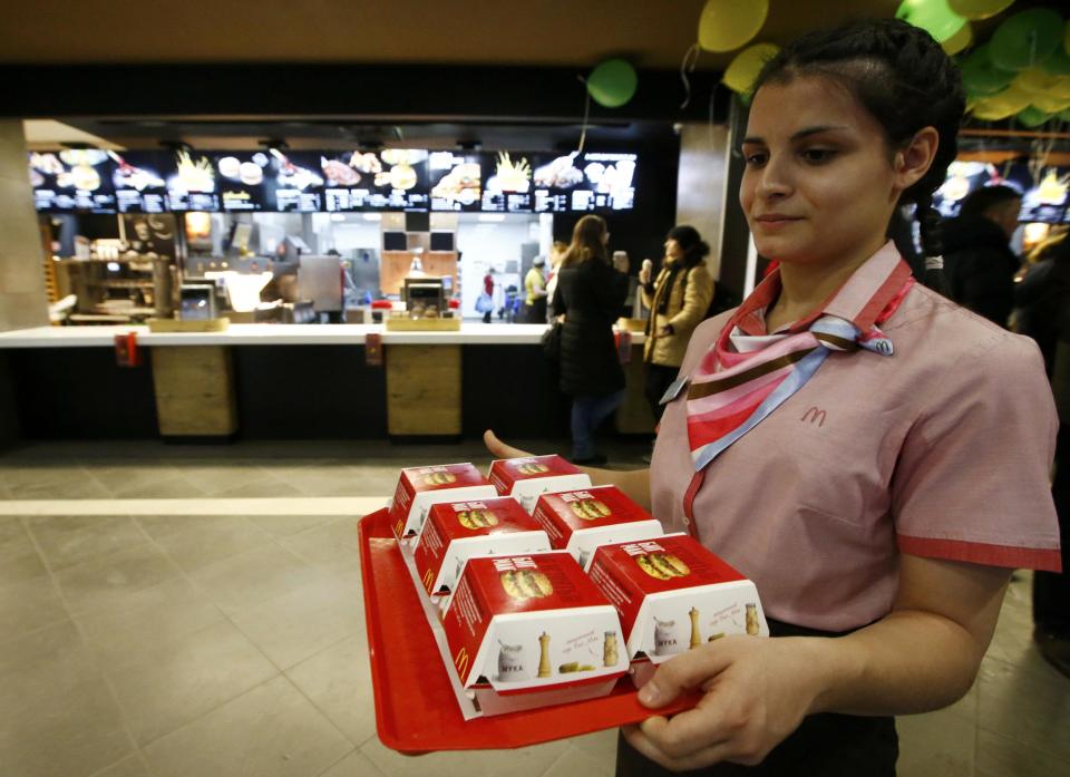 A McDonald’s employee holds a tray of Big Mac burgers at their fast food restaurant in central Moscow, Russia January 31, 2017. (REUTERS/Sergei Karpukhin)