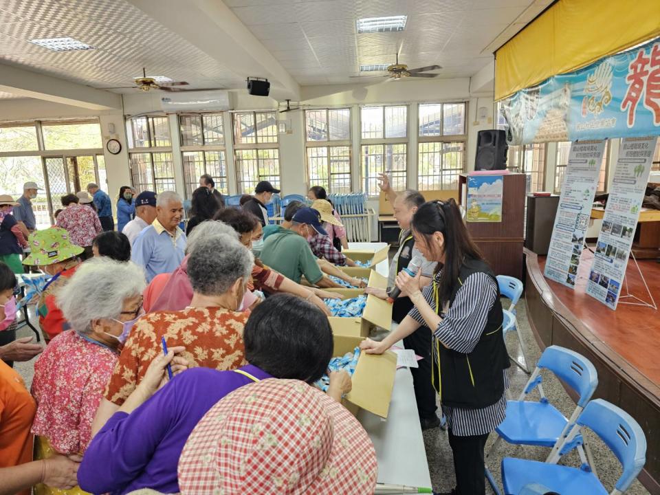 桃園公道正義服務協會等公益團體到台南七股捐贈108位老人物資。(記者張欽翻攝)