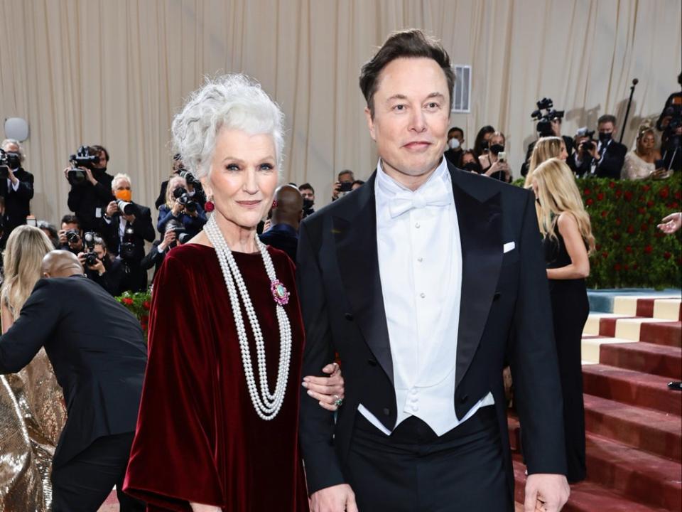 Maye Musk junto a su hijo Elon en la Met Gala  (Getty Images)