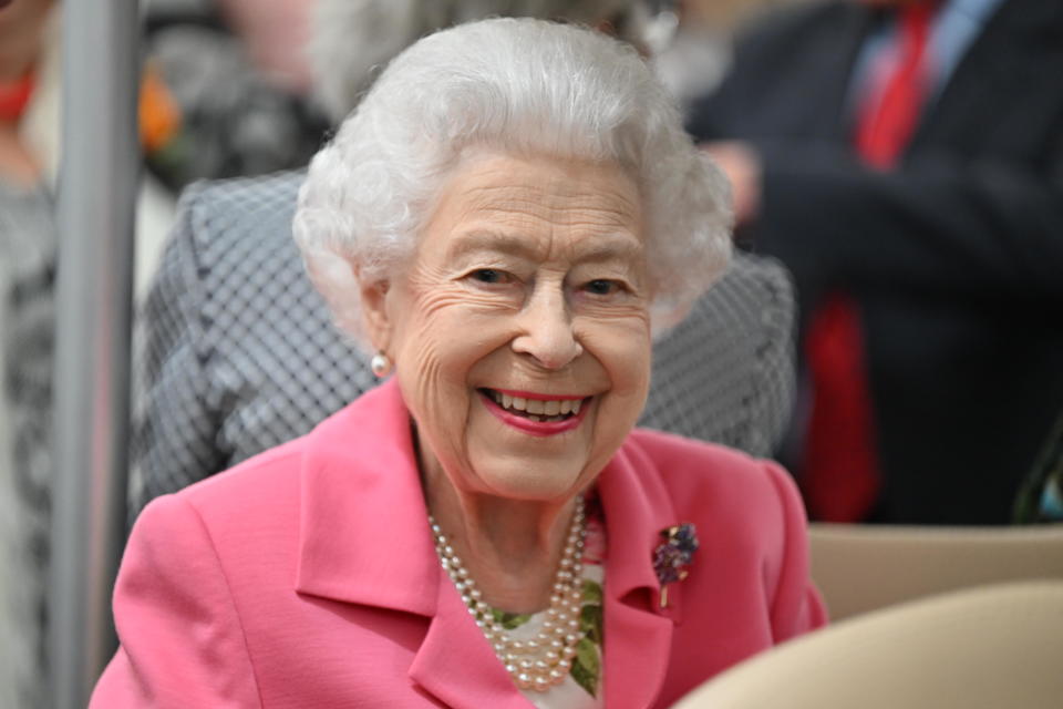 LONDON, ENGLAND - MAY 23: Queen Elizabeth II is given a tour by Keith Weed, President of the Royal Horticultural Society during a visit to The Chelsea Flower Show 2022 at the Royal Hospital Chelsea on May 23, 2022 in London, England. The Chelsea Flower Show returns to its usual place in the horticultural calendar after being cancelled in 2020 and postponed in 2021 due to the Covid pandemic. This year sees the Show celebrate the Queen's Platinum Jubilee and also a theme of calm and mindfulness running through the garden designs. (Photo by Paul Grover - Pool / Getty Images)