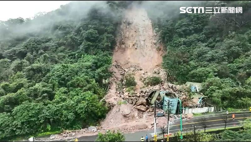 大量土石當場衝垮淨水廠內的3座儲水塔。（圖／翻攝畫面）