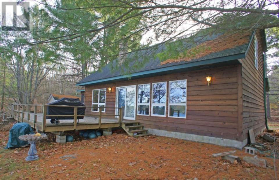 <p><a rel="nofollow noopener" href="https://www.zoocasa.com/gravenhurst-on-real-estate/5147012-1016-damin-rd-gravenhurst-on-p1p1r2-113970" target="_blank" data-ylk="slk:1016 Damin Rd., Gravenhurst, Ont.;elm:context_link;itc:0;sec:content-canvas" class="link ">1016 Damin Rd., Gravenhurst, Ont.</a><br> Location: Gravenhurst, Ont.<br> List Price: $999,000<br> (Photo: Zoocasa) </p>