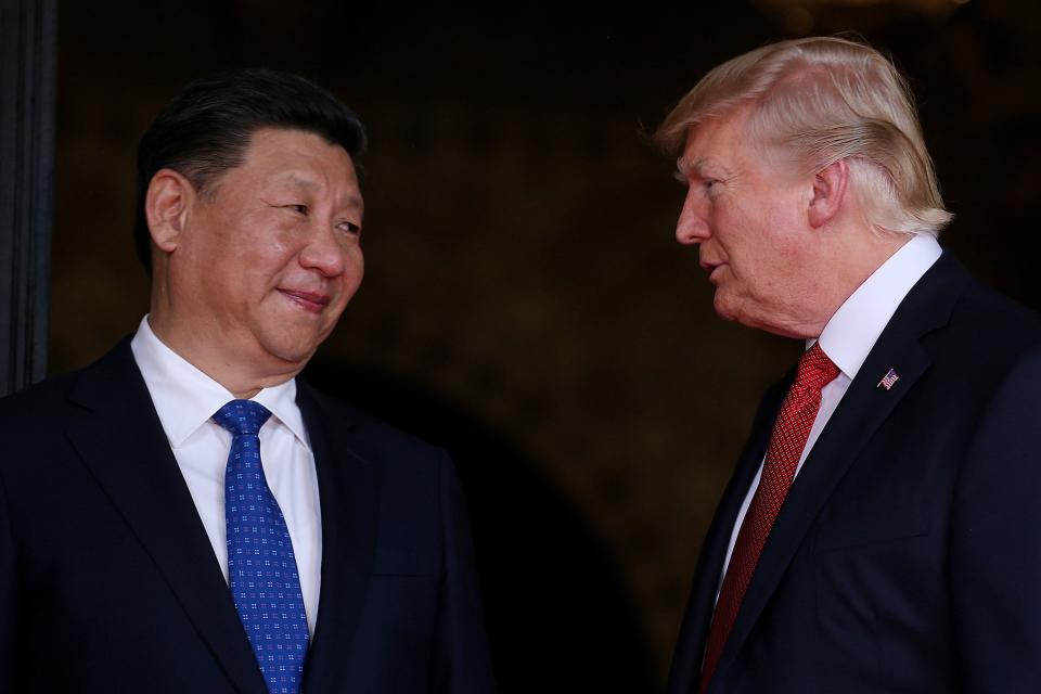 El presidente Donald Trump recibe al presidente chino Xi Jinping en su visita de estado en Mar-a-Lago, Palm Beach, Florida, Estados Unidos, el 6 de abril de 2017 (REUTERS / Carlos Barria).