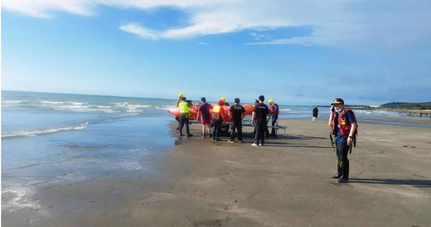 高中橄欖球校隊球員海灘戲水失蹤至今已逾20小時，警消仍在搜救中。（圖／新竹縣消防局提供）