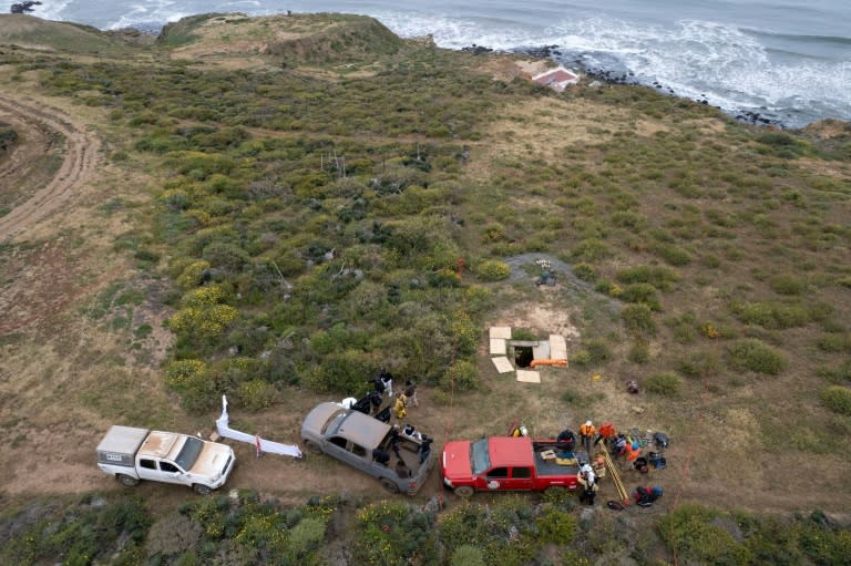 Vista aérea del lugar donde fueron hallados los restos humanos que podrían ser de dos australianos y un estadounidense desaparecidos hace una semana en la playa Bocana de Santo Tomás, en el estado de Baja California, México, el 3 de mayo de 2024. (Guillermo Arias)