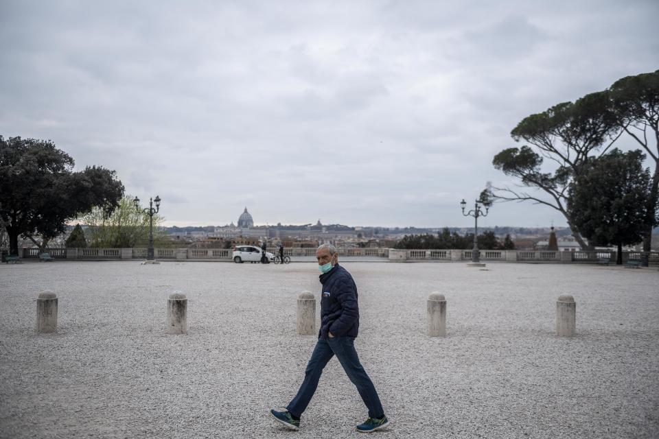 Il centro di Roma e Città del Vaticano sono deserti la prima domenica dopo l’entrata in vigore delle restrizioni per combattere l’epidemia da coronavirus. Tra i monumenti della Capitale, non si vedono i soliti assembramenti di turisti.