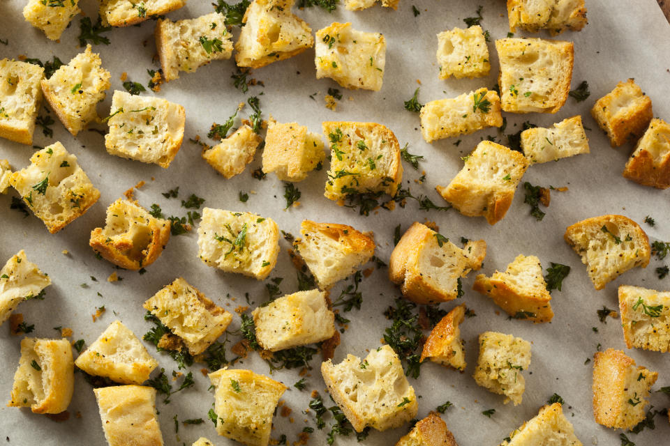 Croutons sollte man sparsam einsetzen (Symbolbild: Getty Images)