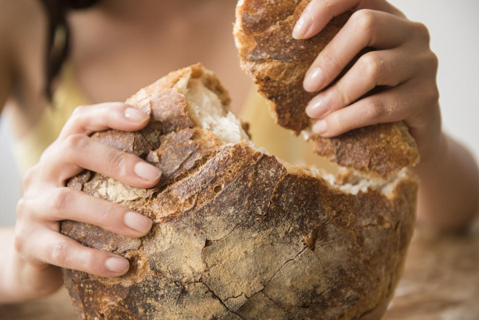 Spar dir den Gang zum Bäcker und back dein Brot einfach selbst. (Bild: Getty Images)