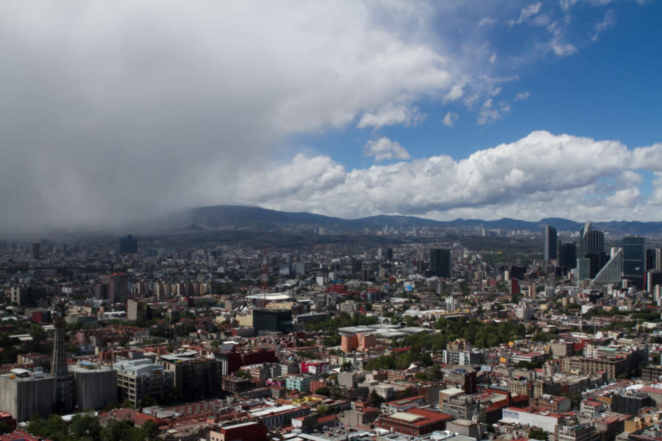 CIUDAD DE MÉXICO, 10MARZO2016.- Continúan las fuertes ráfagas de viento en la capital que ha provocado la caída de centenares de árboles, con saldo de autos y bardas dañadas. Los fuertes vientos han limpiado el cielo de la ciudad, con un clima variante, que va del sol a la lluvia, todo esto debido a la entrada del frente frío no. 44. FOTO: MOISÉS PABLO /CUARTOSCURO.COM