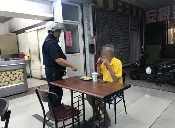 林男車被同事借走卻未被告知正確位子，身無分文之時，所幸員警及時救援。（圖／三民分局提供）