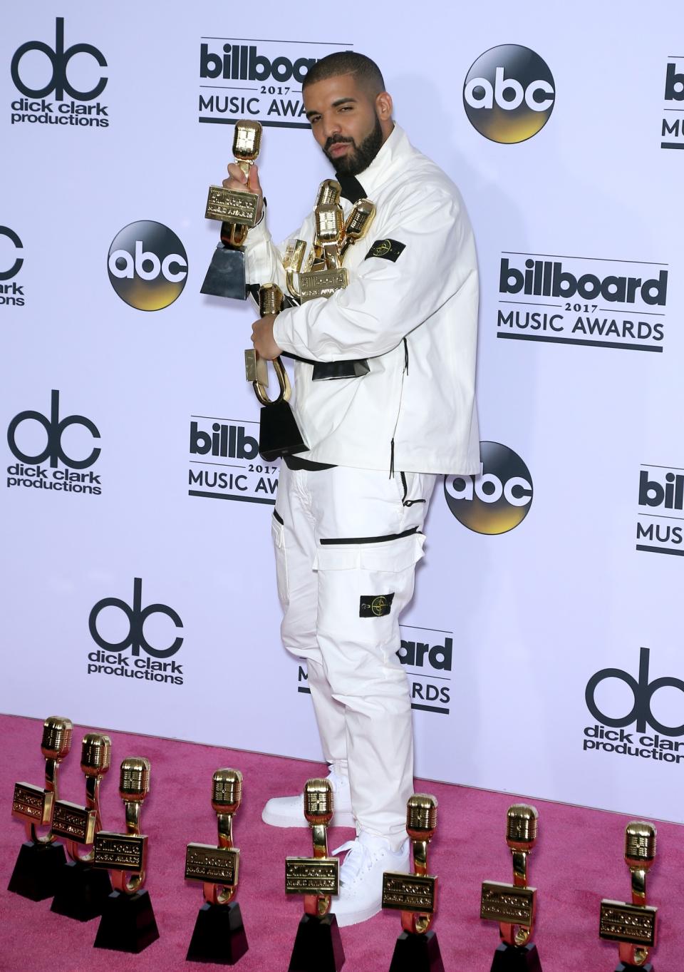 <p>So viele Trophäen konnte er gar nicht tragen! Insgesamt 13 Mal wurde Drake bei den Billboard Awards ausgezeichnet – und brach damit Adeles Rekord, die mit zwölf Stück bisher die meisten Preise mit nach Hause nehmen durfte.<br>(Foto: WENN) </p>