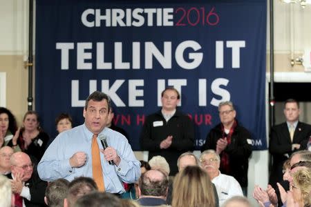 U.S. Republican presidential candidate and New Jersey Governor Chris Christie speaks at a campaign town hall meeting in Merrimack, New Hampshire, January 3, 2016. REUTERS/Katherine Taylor