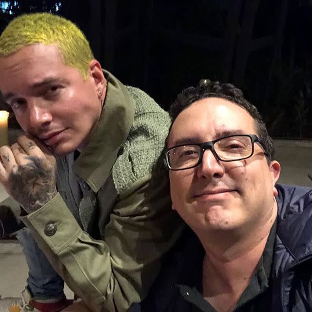 J Balvin y su amigo nerd Daniel Escobar/ J Balvin/Instagram