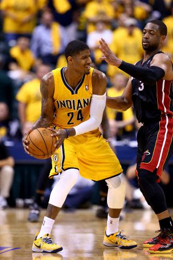 Paul George, #24 de Indiana Pacers, es marcado por Dwyane Wade, #3 de Miami Heat, en el segundo partido de la serie final de la Conferencia Este de la liga NBA, el 20 de mayo de 2014, en Indianápolis, Indiana. (GETTY IMAGES NORTH AMERICA/AFP | Andy Lyons)