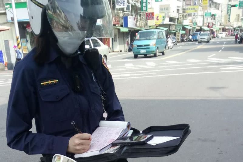 ▲一名網友因騎機車違規，被一名女警攔下開單，但他當下卻有些暗爽，女警照曝光後，引發眾人熱議。（圖／翻攝自爆廢公社公開版）