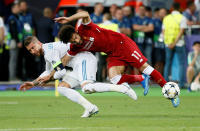 <p>Doch in der 27. Minute gab es den ersten Schreckmoment. Mo Salah wurde von Real-Verteidiger Sergio Ramos in einem Laufduell zu Boden gezogen. Ramos landete auf dem Liverpool-Stürmer, worauf dieser unter Schmerzen liegen blieb. (Bild: Reuters) </p>