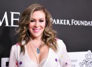 Niemals zuvor sei sie so krank gewesen, schrieb Alyssa Milano über ihre Corona-Infektion und beschrieb ihre zahlreichen Symptome: "Alles tat weh. Verlust des Geruchssinns. Es fühlte sich an, als säße ein Elefant auf meiner Brust. Ich konnte nicht atmen. Ich konnte kein Essen bei mir behalten. Ich habe in zwei Wochen neun Pfund verloren", erklärte der "Charmed"-Star. (Bild: Rodin Eckenroth/WireImage/Getty Images)