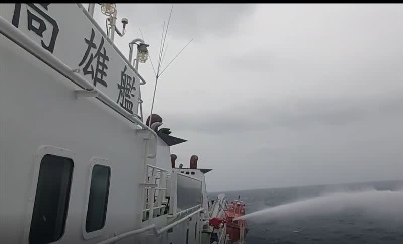 高雄艦水砲強勢驅離越界陸船。（圖／海巡署提供）