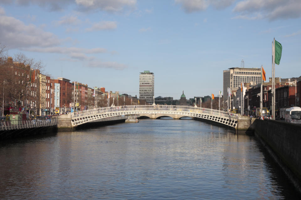 <p>Irland hat mehr zu bieten als Guinness und grüne Wiesen. Das Land lockt junge Unternehmer an, die die wenigen Barrieren der Regierung schätzen. Wenn es um das Führen des Unternehmens geht, landet Irland jedoch nur auf dem 17. Platz. </p>