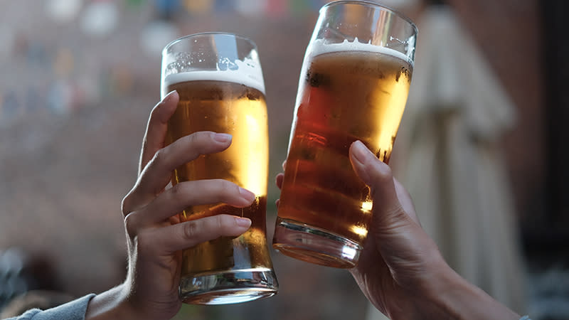 Gana cinco cervezas si cabes por un hueco de 18 centímetros (7 pulgadas). Foto: Ole Spata / EyeEm / Getty Images.