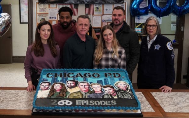 Marina Squerciati, LaRoyce Hawkins, Jason Beghe, Tracy Spiridakos, Patrick John Flueger, Amy Morton<p>Photo by: Lori Allen/NBC</p>