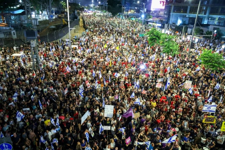 Zehntausende Menschen haben in Tel Aviv gegen die israelische Regierung unter Ministerpräsident Benjamin Netanjahu demonstriert und Neuwahlen gefordert. (JACK GUEZ)