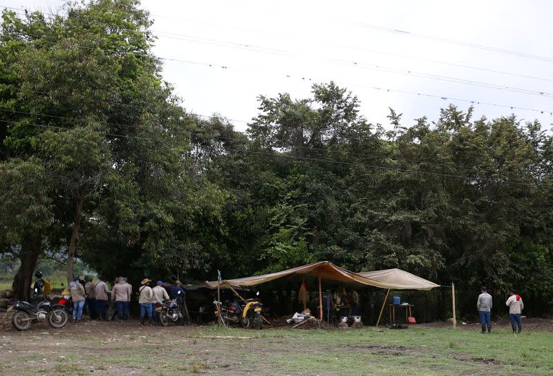 Trabajadores de un ingenio azucarero se reúnen en un cañaveral que, según ellos, podría ser invadido por comunidades indígenas y agricultores pobres, en Corinto, departamento del Cauca