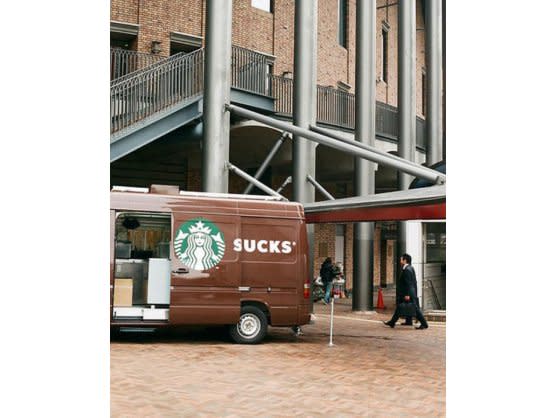 <p>Der Grafiker, der für diese Autobeklebung zuständig war, hätte sich eventuell mal einen Kaffee seines Auftraggebers Starbucks genehmigen sollen. Vielleicht wäre er dann wacher gewesen und hätte bemerkt, dass, wenn die Schiebetür geöffnet wird, von der Aufschrift „Starbucks“ nur noch „Sucks“ übrig bleibt, was übersetzt so viel wie „ist Scheiße“ bedeutet. (Bild: reddit)</p>