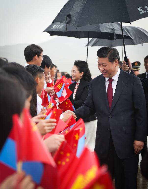 Chinese President Xi Jinping and his wife Peng Liyuan are welcomed by Mongolian children upon their arrival in Ulan Bator on August 21, 2014