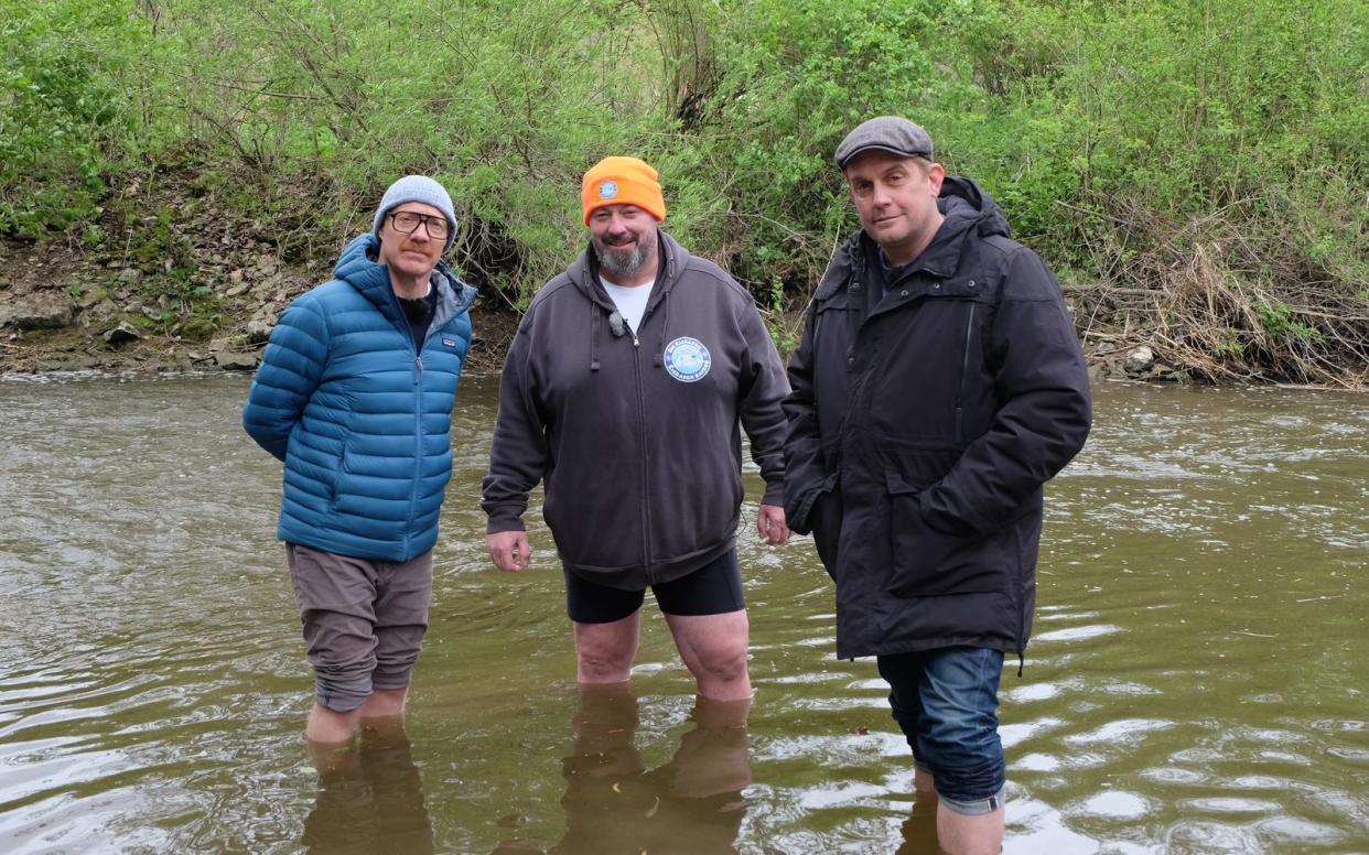 Die "Grenzgänger" erkunden bayrische Flusslandschaften, von links: Simon Schwarz, Bernd Hoyer und Sebastian Bezzel in der Altmühl. (Bild: BR/Film Five GmbH/Matthias Schrauff)