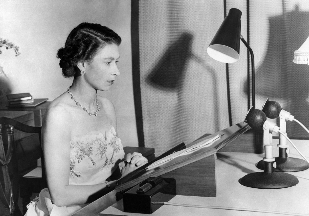 The Queen Elizabeth II, wearing a strapless evening gown, makes her Christmas broadcoast to the peoples of the British Commonwealth, 31 December 1953 from Government House, Auckland. (Photo by - / AFP) (Photo by -/AFP via Getty Images)