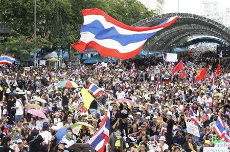 Anti-government protesters gather to demonstrate against the government-backed amnesty bill at the Democracy monument in central Bangkok November 24, 2013. REUTERS/Chaiwat Subprasom