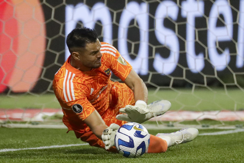 El portero argentino Sergio Romero de Boca Juniors para el penal del brasileño Gustavo Gómez de Palmeiras en la semifinal de la Copa Libertadores, el jueves 5 de agosto de 2023, en Sao Paulo. (AP Foto/Bruna Prado)