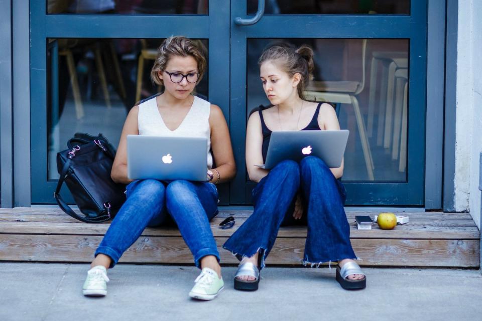 Zwei Frauen mit Laptops