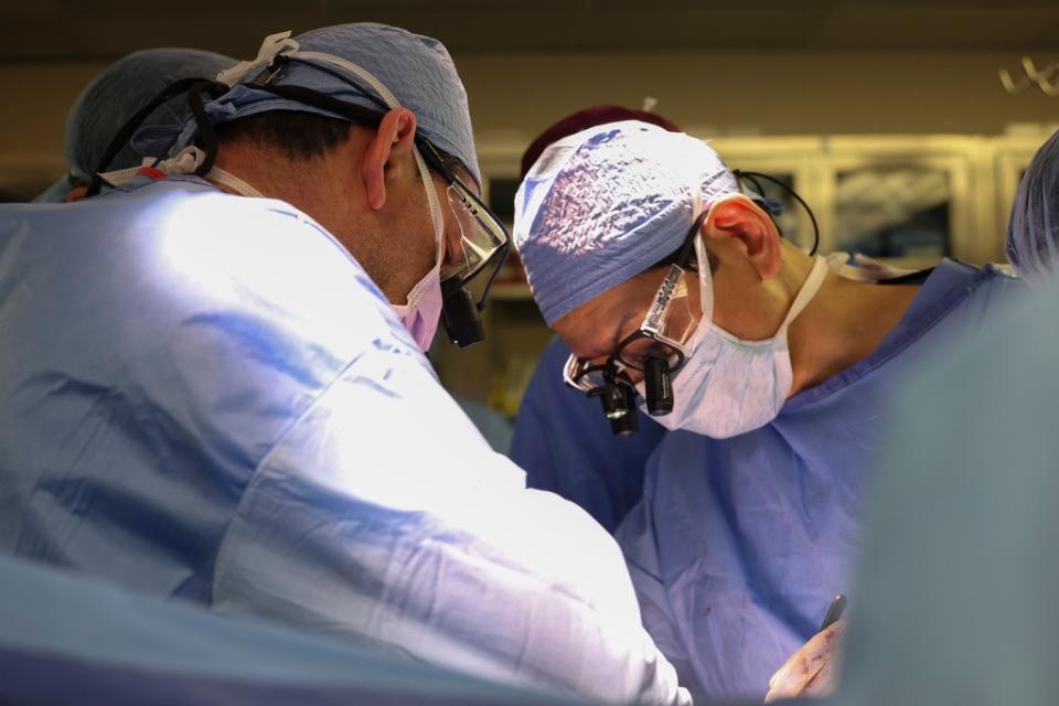 麻薩諸塞州總醫院醫師河井達夫（右）是移植手術主刀醫師。美聯社