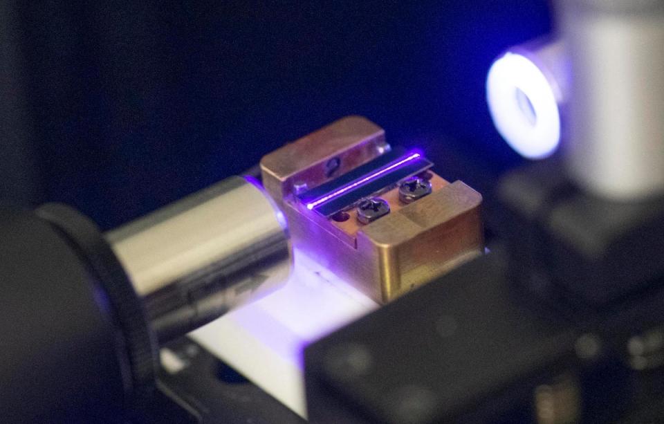 Un láser prueba la guía de onda óptica de un chip para la computación cuántica en un laboratorio de la empresa tecnológica Q.ant en Stuttgart (AFP via Getty Images)