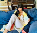 "¿Sin sujetador? ¿Sin tacones? No hay problema", escribió Jameela Jamil tras ponerse cómoda para ver los Emmy. (Foto: Instagram / <a href="https://www.instagram.com/p/CFX4zNQjsYf/" rel="nofollow noopener" target="_blank" data-ylk="slk:@jameelajamilofficial;elm:context_link;itc:0;sec:content-canvas" class="link ">@jameelajamilofficial</a>)