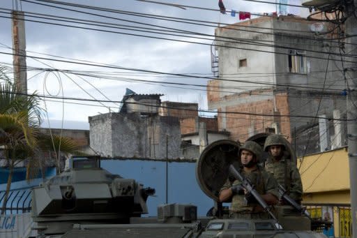 La policía de Rio de Janeiro ocupó este domingo el complejo de favelas de Manguinhos, uno de los más violentos de la ciudad en manos de traficantes, e intensificó su presencia en Jacarezinho, entre los mayores centros de consumo de crack en esa zona de Brasil, constataron periodistas de la AFP. (AFP | christophe simon)