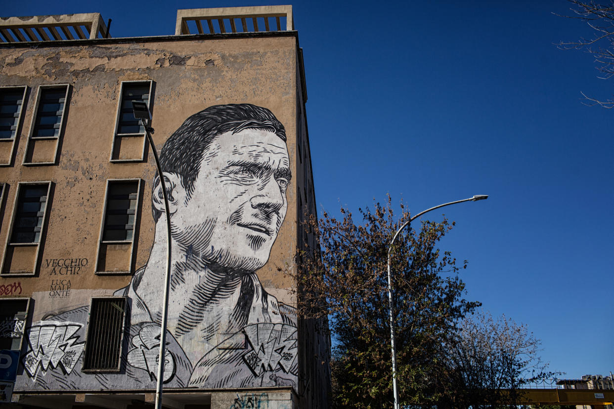 Un mural de Francesco Totti, la estrella del fútbol italiano, al lado de su escuela de la infancia en el vecindario romano de San Giovanni, el 30 de noviembre de 2016. (Nadia Shira Cohen/The New York Times)