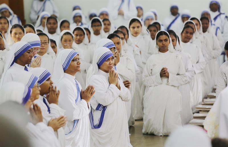 Monjas participan en una misa de oración por la Madre Teresa. (EFE)