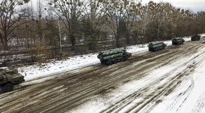 En esta foto tomada de un video prove&#xed;do por el servicio de prensa del Ministerio de Defensa de Rusia el 10 de febrero del 2022, unidades de combate del sistema de defensa antia&#xe9;rea S-400 avanzan en la regi&#xf3;n de Brest durante maniobras militares Rusia-Bielorrusia. (Servicio de Prensa del Ministerio de Defensa de Rusia v&#xed;a AP).