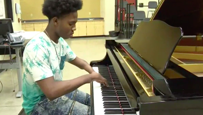 Darius Simmons plays the piano with only four fingers. The 17-year-old is a self taught pianist. Source: WKYC