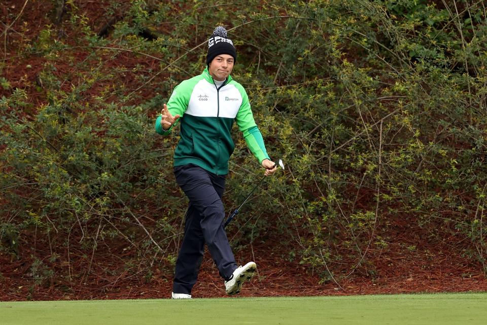 Viktor Hovland de Noruega reacciona al embocar su chip en el hoyo 12 durante la tercera ronda del Masters 2023 retrasada por el clima.