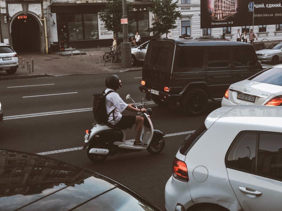 ▲機車若要裝上與原色不相符的車套，需要到監理站申請。（示意圖／取自unsplash）